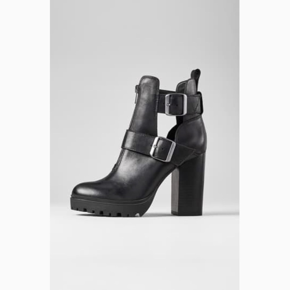 Steve Madden Lavish Buckle Booties NWOT